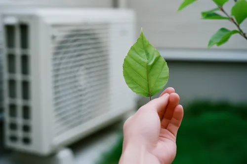 Maison équipée d'une pompe à chaleur avec symbole euro